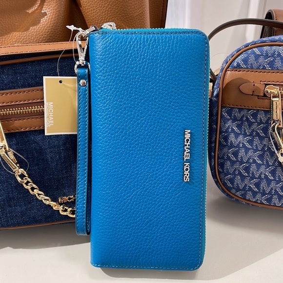 Michael Kors Jet Set Travel Large Travel CONTINENTAL 
Lagoon - Picture 13 of 16